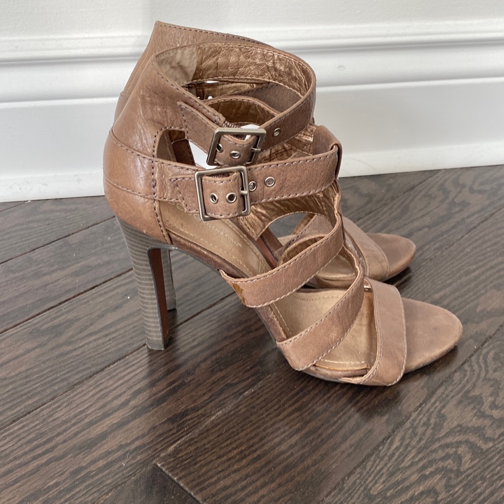 BCBG Generation Caged charcoal/tan sandals